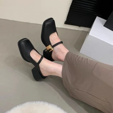 Giày sục búp bê Mary Jane hở gót mũi vuông khóa kim loại Xu hướng 2.024 giảm giá 23% chỉ 320.000₫ 2