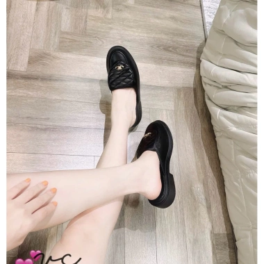 Giày sục khoá nắp chữ vàng trần chỉ - Gót 2cm, Siêu nhẹ, Giá ưu đãi 595k