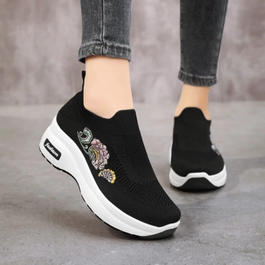 Giày Tất Nữ Đế Độn Siêu Nhẹ, Thiết Kế Ôm Chân, Thêu Hoa Sành Điệu – 624.500 VNĐ 8