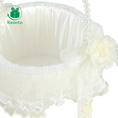 Giỏ hoa cưới ren mộc mạc - Phù dâu, lễ kỷ niệm, đám cưới - Giá chỉ 149.600 VND