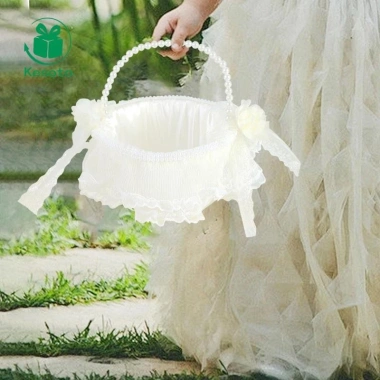 Giỏ hoa cưới ren mộc mạc - Phù dâu, lễ kỷ niệm, đám cưới - Giá chỉ 149.600 VND