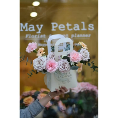Giỏ hoa sách tay tặng sinh nhật 20/10 mix hoa tươi - Giá ưu đãi 280k May Petals