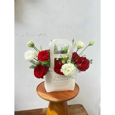 Giỏ hoa sách tay tặng sinh nhật 20/10 mix hoa tươi - Giá ưu đãi 280k May Petals 3 Giỏ hoa sách tay tặng sinh nhật 20/10 mix hoa tươi - Giá ưu đãi 280k May Petals 3