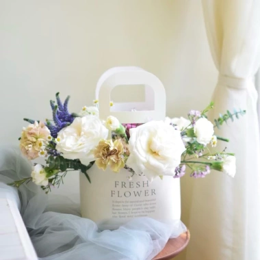 Giỏ hoa sách tay tặng sinh nhật 20/10 mix hoa tươi - Giá ưu đãi 280k May Petals