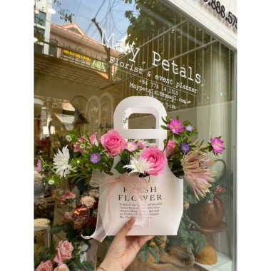 Giỏ hoa sách tay tặng sinh nhật 20/10 mix hoa tươi - Giá ưu đãi 280k May Petals