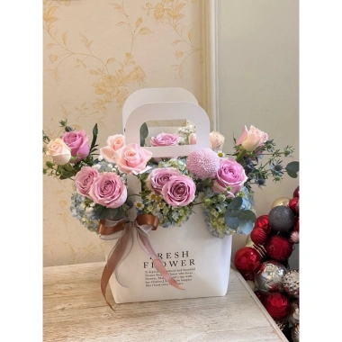 Giỏ hoa sách tay tặng sinh nhật 20/10 mix hoa tươi - Giá ưu đãi 280k May Petals