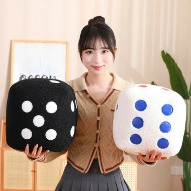 Gối lớn hình xúc xắc – Gối vuông vải nhung, mặt dây chuyền nhỏ, quà tặng sinh, 167.000₫