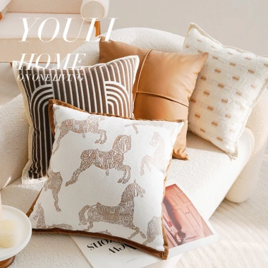 Gối Sofa Retro Pháp Ngựa Lưng Ngựa Trung Cổ - Vỏ Nâu Cao Cấp, Ánh Sáng Sang Trọng, Phòng Khách và Cửa Sổ