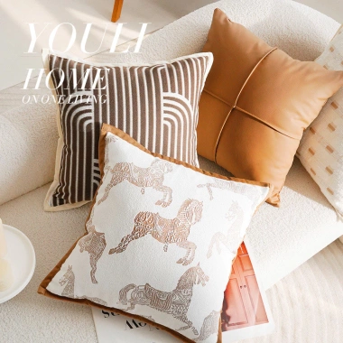 Gối Sofa Retro Pháp Ngựa Lưng Ngựa Trung Cổ - Vỏ Nâu Cao Cấp, Ánh Sáng Sang Trọng, Phòng Khách và Cửa Sổ