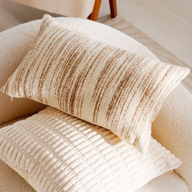 Gối Sofa Retro Pháp Ngựa Lưng Ngựa Trung Cổ - Vỏ Nâu Cao Cấp, Ánh Sáng Sang Trọng, Phòng Khách và Cửa Sổ