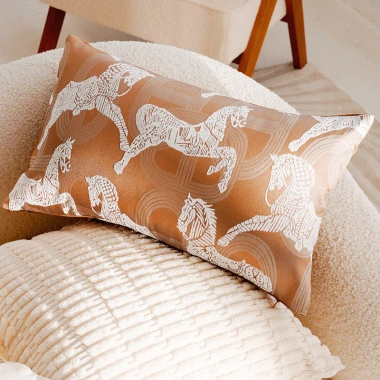 Gối Sofa Retro Pháp Ngựa Lưng Ngựa Trung Cổ - Vỏ Nâu Cao Cấp, Ánh Sáng Sang Trọng, Phòng Khách và Cửa Sổ