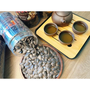 Hạt bí mèo đen rang củi thơm ngon 500gr - Hộp chắc, giảm giá Tết 2.025