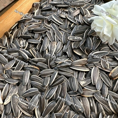 Hạt hướng dương đen rang sẵn – Giòn bùi thơm ngon, ăn vặt Tết, chỉ 32.000 VND (giá gốc 38.400 VND)