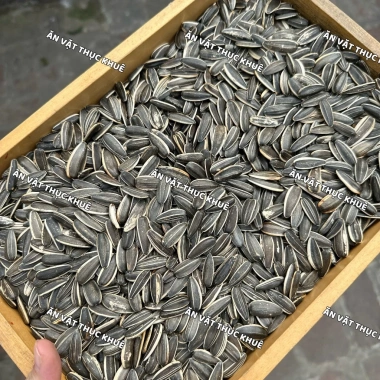 Hạt hướng dương đen rang sẵn – Giòn bùi thơm ngon, ăn vặt Tết, chỉ 32.000 VND (giá gốc 38.400 VND)
