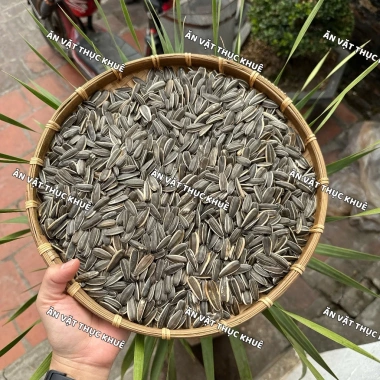 Hạt hướng dương đen rang sẵn – Giòn bùi thơm ngon, ăn vặt Tết, chỉ 32.000 VND (giá gốc 38.400 VND)