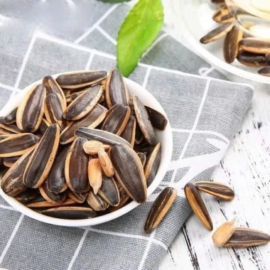 Hạt Hướng Dương Nguyên Vị 1kg - Hạt To Giòn Béo Tự Nhiên, Giá ưu đãi 69.999 đ 7 Hạt Hướng Dương Nguyên Vị 1kg - Hạt To Giòn Béo Tự Nhiên, Giá ưu đãi 69.999 đ 7