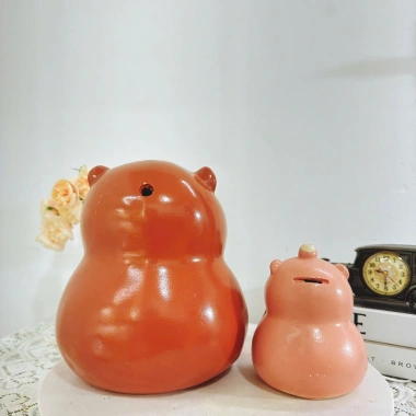 Heo đất Chuột Capybara Đại Cute 2.026 - Mua 1 Tặng 1 Nhỏ, Tiết Kiệm Trang Trí Decor 2 Heo đất Chuột Capybara Đại Cute 2.026 - Mua 1 Tặng 1 Nhỏ, Tiết Kiệm Trang Trí Decor 2