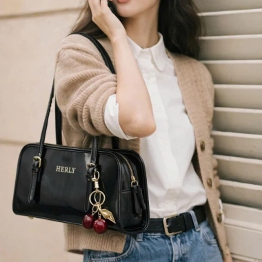 HERLY Túi xách nữ thời trang đa năng, đeo vai tinh tế kèm Charm Cherry, chỉ 350.000₫