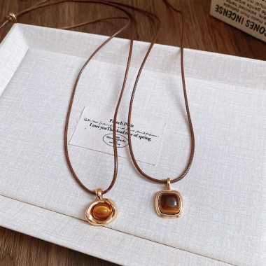 Hổ mắt đá mặt dây chuyền vintage cho áo len dài, vòng cổ thu đông thanh lịch, sang trọng giá rẻ 44.180₫