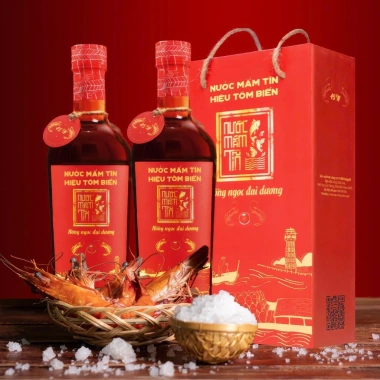 Hộp 2 chai Nước Mắm Tĩn Tôm Biển 45N 500ml Hồng Ngọc Đại Dương, tặng Kiết Thành và Sốt muối chấm, giảm 17%
