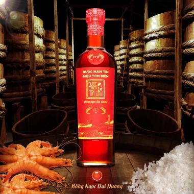Hộp 2 chai Nước Mắm Tĩn Tôm Biển 45N 500ml Hồng Ngọc Đại Dương, tặng Kiết Thành và Sốt muối chấm, giảm 17%