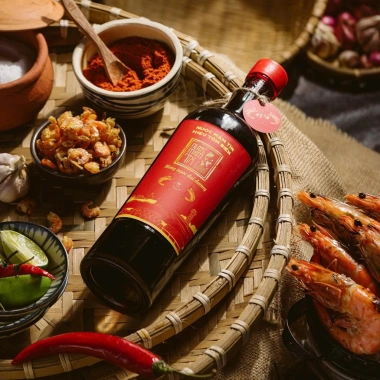 Hộp 2 chai Nước Mắm Tĩn Tôm Biển 45N 500ml Hồng Ngọc Đại Dương, tặng Kiết Thành và Sốt muối chấm, giảm 17%