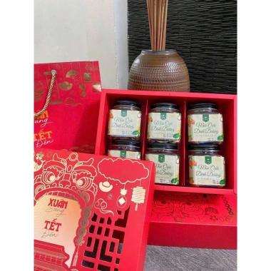 Hộp 3 Ngăn Siêu Hot 2.026 - Quà Tết Vạn Hoa, Hội Lân Sang Trọng, Giá 48.000đ 3 Hộp 3 Ngăn Siêu Hot 2.026 - Quà Tết Vạn Hoa, Hội Lân Sang Trọng, Giá 48.000đ 3