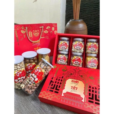Hộp 3 Ngăn Siêu Hot 2.026 - Quà Tết Vạn Hoa, Hội Lân Sang Trọng, Giá 48.000đ 4 Hộp 3 Ngăn Siêu Hot 2.026 - Quà Tết Vạn Hoa, Hội Lân Sang Trọng, Giá 48.000đ 4