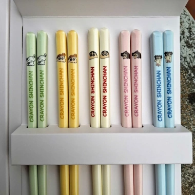Hộp 5 đôi đũa sứ Xanh Giang + bút chì Shyn, họa tiết Basic Nhật, chịu nhiệt, chống ẩm mốc - Giá chỉ 50.000₫ 2 Hộp 5 đôi đũa sứ Xanh Giang + bút chì Shyn, họa tiết Basic Nhật, chịu nhiệt, chống ẩm mốc - Giá chỉ 50.000₫ 2