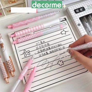 Hộp 6 bút gel Decorme mực đen, ngòi 0,5mm, ST Tone Pastel, họa tiết caro, nhiều màu - 27.900₫ 5 Hộp 6 bút gel Decorme mực đen, ngòi 0,5mm, ST Tone Pastel, họa tiết caro, nhiều màu - 27.900₫ 5