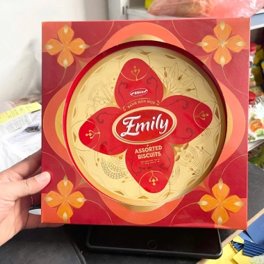 Hộp Bánh Tết Emily 300g – Bánh Quy Bơ Nhiều Màu, Kèm Túi Xách, Giá 119.000 VND 2