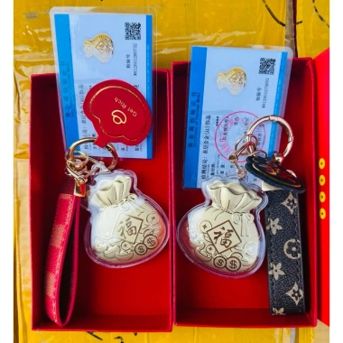 Hộp Charm Móc Khoá Túi Tiền Vàng May Mắn 2.026 Quà Tết Tài Lộc, Thành Công, Giá 52.800đ Giảm tới 66.056đ