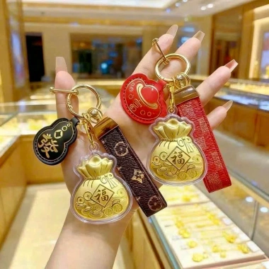 Hộp Charm Móc Khoá Túi Tiền Vàng May Mắn 2.026 Quà Tết Tài Lộc, Thành Công, Giá 52.800đ Giảm tới 66.056đ 2 Hộp Charm Móc Khoá Túi Tiền Vàng May Mắn 2.026 Quà Tết Tài Lộc, Thành Công, Giá 52.800đ Giảm tới 66.056đ 2