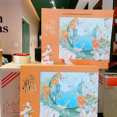 Hộp đựng quà Tết Xuân Thịnh Vượng Sum Vầy 2.025 - Giá ưu đãi 70.000₫ Hy Hy Store 5 Hộp đựng quà Tết Xuân Thịnh Vượng Sum Vầy 2.025 - Giá ưu đãi 70.000₫ Hy Hy Store 5