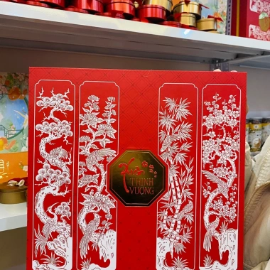 Hộp đựng quà Tết Xuân Thịnh Vượng Sum Vầy 2.025 - Giá ưu đãi 70.000₫ Hy Hy Store 8 Hộp đựng quà Tết Xuân Thịnh Vượng Sum Vầy 2.025 - Giá ưu đãi 70.000₫ Hy Hy Store 8