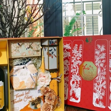 Hộp đựng quà Tết Xuân Thịnh Vượng Sum Vầy 2.025 - Giá ưu đãi 70.000₫ Hy Hy Store 9 Hộp đựng quà Tết Xuân Thịnh Vượng Sum Vầy 2.025 - Giá ưu đãi 70.000₫ Hy Hy Store 9