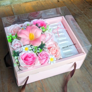 Hộp Hoa Hồng Sáp HH05 có khay đựng + túi thiệp – Quà tặng 8/3, Valentine, sinh nhật – 165.000đ 3 Hộp Hoa Hồng Sáp HH05 có khay đựng + túi thiệp – Quà tặng 8/3, Valentine, sinh nhật – 165.000đ 3