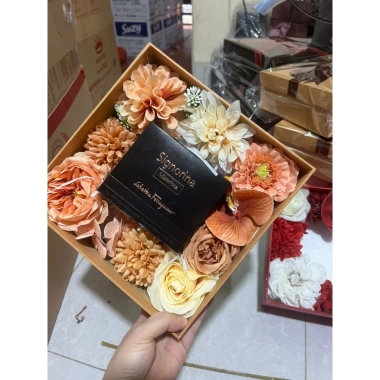 Hộp Nắp Mika Hoa Lụa Rỗng Giữa 23x23cm - Đựng Quà Tặng Mỹ Phẩm, Giá Ưu Đãi 185.000