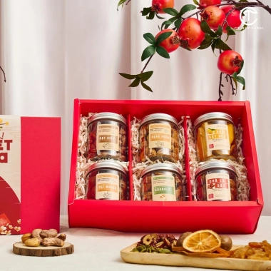 Hộp quà Tết 2.026 CT Bee Farm G395 Trái cây sấy, hạt dinh dưỡng, trà Oolong 569.000₫ 4