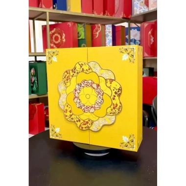 Hộp Quà Tết Cao Cấp Hoa Mai 36x36x10.5cm - Giảm Giá 145.000đ Hot 2.026