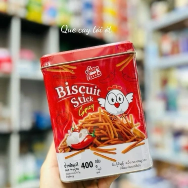 HOT FREESHIP Hộp Bim Bim Que Gà Cay Siam 400g - Bánh hộp sắt vị bim tăm, ngày hết hạn 03/2.026, giá chỉ 85.000 VND