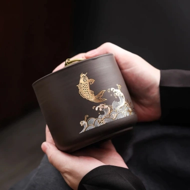 Hũ gốm tử sa cao cấp đựng trà, họa tiết ánh kim, nắp khít, giảm còn 75.000₫ 3 Hũ gốm tử sa cao cấp đựng trà, họa tiết ánh kim, nắp khít, giảm còn 75.000₫ 3