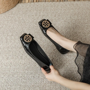 IELGY Giày Da Plus Size Nữ Đầu Vuông SlipOn Mùa Hè Đế Mềm Thoải Mái Cho Sinh Viên và Nhân Viên Giá 445.325₫ 7