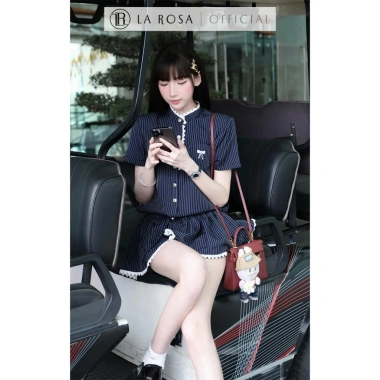Jumpsuit La Rosa Cổ chữ Ren Đính Nơ, Túi Lớn, Sơ mi Kẻ sọc Siêu Xinh - Giá 770.000₫ 2