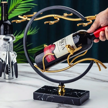 Kệ rượu vang sang trọng với 6 móc ly kim loại mạ vàng, đế vân đá - giảm giá 300.000₫