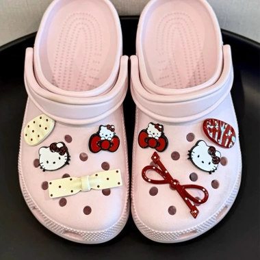 Kèm bộ charm Hello Kitty đỏ 8 món - Giày sục nhựa Eva đúc nguyên khối, sticker dễ thương, giảm giá 23% 3