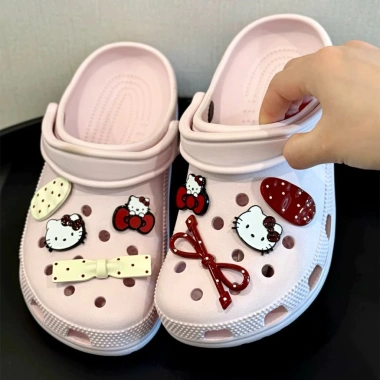 Kèm bộ charm Hello Kitty đỏ 8 món - Giày sục nhựa Eva đúc nguyên khối, sticker dễ thương, giảm giá 23% 4