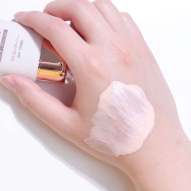 Kem Chống Nắng dAlba Waterfull+ Tone-Up 50ml - Mềm Dịu, Sắc Tím, Giá 439k