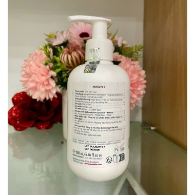 Kem Dưỡng Ẩm Xerolys 5 Lysaskin 200ml – Urea 5% Phục Hồi Da Khô, Bong Tróc, Ngứa, Dùng Cho Mặt & Toàn Thân Giá 330.000 VND 4 Kem Dưỡng Ẩm Xerolys 5 Lysaskin 200ml – Urea 5% Phục Hồi Da Khô, Bong Tróc, Ngứa, Dùng Cho Mặt & Toàn Thân Giá 330.000 VND 4
