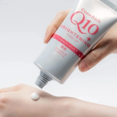 Kem dưỡng trắng nâng tông da tay Kosé CoenRich Q10+ Brightening Tone Up Pearl In Cream 80g – Giá 139.000 VND